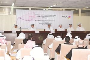 عادل الرومي متحدثا خلال الجمعية العمومية العادية للشركة وبجانبه سلمان البدران 	اسامة ابوعطية﻿