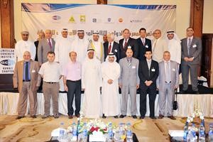 دفاضل صفر مع المشاركين في المؤتمر
