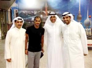 وزير الاعلام الشيخ محمد العبدالله وفواز الحساوي في استقبال بدر المطوع لحظة وصوله الى الكويت