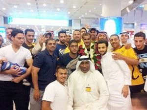 فرحة محبي بدر المطوع لدى استقباله بالمطار﻿