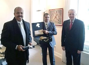 الفريق الشيخ احمد النواف يقدم درعا تذكارية لجاك روغ