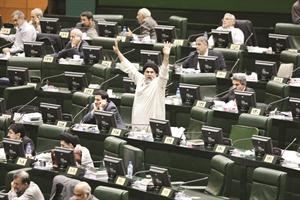 احد اعضاء البرلمان الايراني في اول جلسة بعد الانتخابات التي تغلب فيها المحافظون على الاصلاحيين اپ