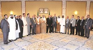 سمو رئيس الوزراء الشيخ جابر المبارك متوسطا وفد مؤتمر المنتدى العالمي للبرلمانيين الاسلاميين
