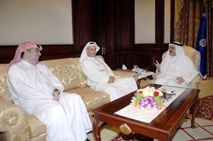 الشيخ احمد الحمود مستقبلا الزميلين وليد النصف وجاسم اشكناني