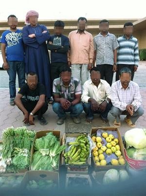 مجموعة من الباعة المتجولين في قبضة الامن