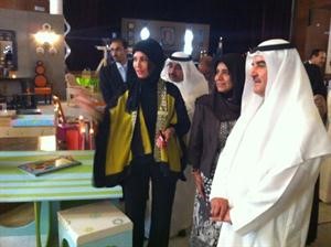 محمد الكندري ويسرى العمر في جولة بالمعرض
