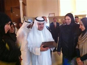 الكندري يطلع على احدى المشغولات
