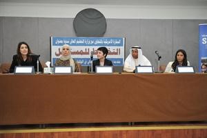 دجاسم التمار وكريستين كاماراتا ووفاء الصراف خلال المحاضرة سعود سالم