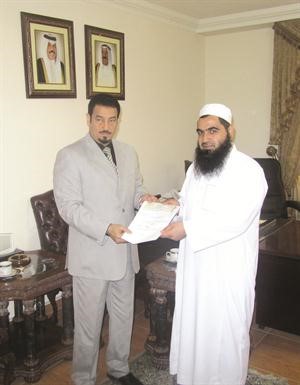 السفير دحمد الدعيج خلال تسليمه التبرع