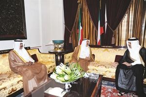 صاحب السمو الامير الشيخ صباح الاحمد مستقبلا عبداللطيف الزياني بحضور سمو ولي العهد﻿