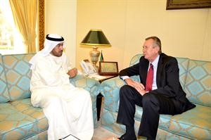 علي الدقباسي اثناء استقبالة سفير جنوب افريقيا﻿