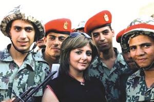 صورة شذى مع الجنود المصريين