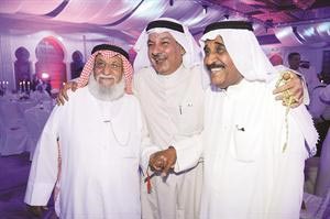 محمد المنيع واحمد السلمان ومحمد جابر وابتسامة لعدسات المصوريين﻿