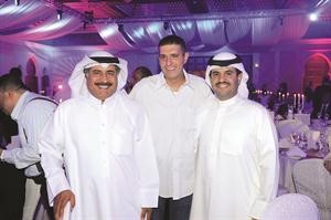 عبد الناصر درويش يتوسط الشيخ دعيج الخليفة وعبد العزيز الطوالة﻿
