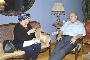 الاشعل خلال لقائه مع الزميلة خديجة حمودة