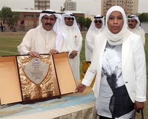 الزميلة نوف العياضي تتسلم درع تكريم الانباء من دخيل العنزي﻿