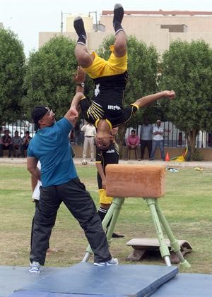 لاعب في مسابقة الجمباز يؤدي الحركات﻿