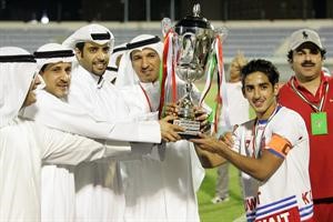 فهد الغانم وعبدالحميد العسعوسي يسلمان الكاس	 عادل يعقوب﻿