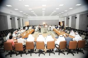 الحضور والمشاركون في الجلسة الحوارية في جمعية الخريجيين﻿