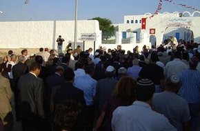 مئات اليهود يحجون إلى كنيس «الغريبة» في تونس وغياب زوار من إسرائيل