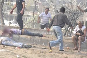اثار الدماروالعنف بادية على جثث ووجوه السوريين في موقع التفجيرين امس افپ