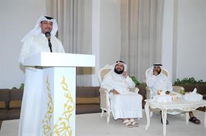 د حمد المطر متحدثا خلال اللقاء المفتوح ويبدو د جمعان الحربش وعريف اللقاء 		قاسم باشا﻿