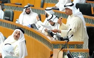 د حمد المطر متحدثا خلال الجلسة ويبدو محمد الجويهل يرد عليه﻿