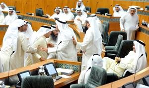 الجويهل جالسا والمطر يحاول الوصول اليه ويصده محمد الصقر وبعض النواب﻿