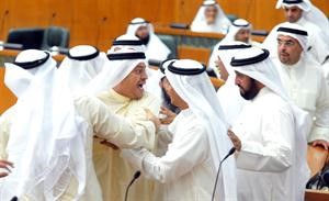 د حمد المطر محاطا بالنواب منعا لوصوله الى محمد الجويهل﻿