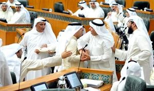 د علي العمير ومحمد الصقر يمنعان المطر من الاحتكاك مع الجويهل﻿