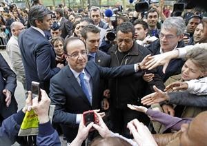 الرئيس المنتخب فرانسوا هولاند مع مؤيديه قرب مقر حملته الانتخابية في باريس افپ