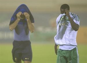 لاعبو العربي والشباب يحتمون بفانيلاتهم من الغبار﻿