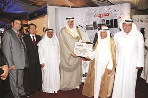 الشيخ سلمان الحمود والعم ناصر محمد الساير وفيصل بدر الساير والسفير الياباني والزميلان يوسف المرزوق وفريد سلوم في جناح الانباء