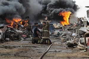 رجلا اطفاء يكافحان الحريق وسط السنة اللهب	هاني الشمري﻿