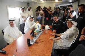 الوزير عبدالعزيز الابراهيم واللواء جاسم المنصوري ومحافظ الجهراء الشيخ مبارك الحمود في غرفة العمليات﻿