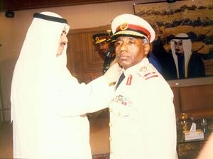 النائب الاول لرئيس مجلس الوزراء وزير الداخلية الشيخ احمد الحمود عندما كان وزيرا للدفاع يقلد راشد السيف رتبته الجديدة