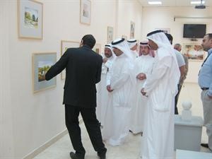 د خالد المطيري يقوم بجولة في المعرض