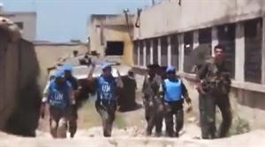 عناصر من الجيش السوري ومراقبون دوليون يتجولون في منطقة تلبيسة في حمص	اپ﻿
