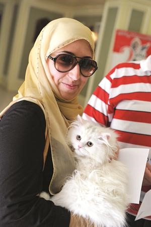 مصرية بانتظار دورها للتصويت في السفارة المصرية في الكويت سعود سالم 