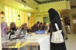 احدى المصريات تقدم مظروف اقتراعها صباح امس لموظفي السفارة سعود سالم
