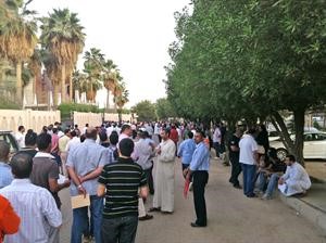الاقبال على التصويت شهد حضورا لافتا امام السفارة المصرية مساء امس