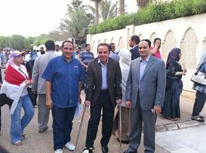 المستشار الاعلامي للسفارة المصرية محمد فوزي والقنصل وائل جاد مع الزميل اسامة ابو السعود امام السفارة