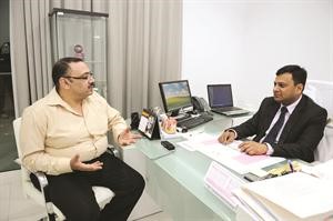  دفيفيك سينكال متحدثا للزميل اسامة دياب