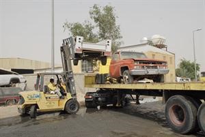 رفع احدى السيارات المخالفة

