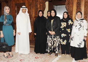 مرزوق الغانم متوسطا والدته دفايزة الخرافي ورئيسة اللجنة النسائية منى المطيري ومديرة مدرسة المنصورية الاحمدية ليلى قمبر وبعض الحاضرات﻿