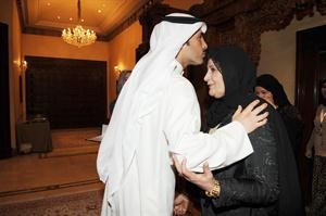 مرزوق الغانم يقبل راس والدته 	فريال حماد﻿