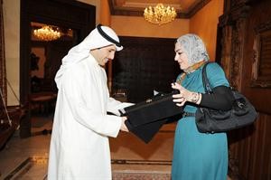 مديرة مدرسة المنصورية ليلى قمبر تكرم مرزوق الغانم﻿