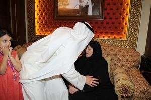 الغانم يقبل راس احدى كبيرات السن﻿