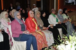 حاضرات يستمعن لمرزوق الغانم﻿