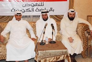 النائبان وليد الطبطبائي وعمار العجمي يتحدثان الى جانب خالد الغانم
